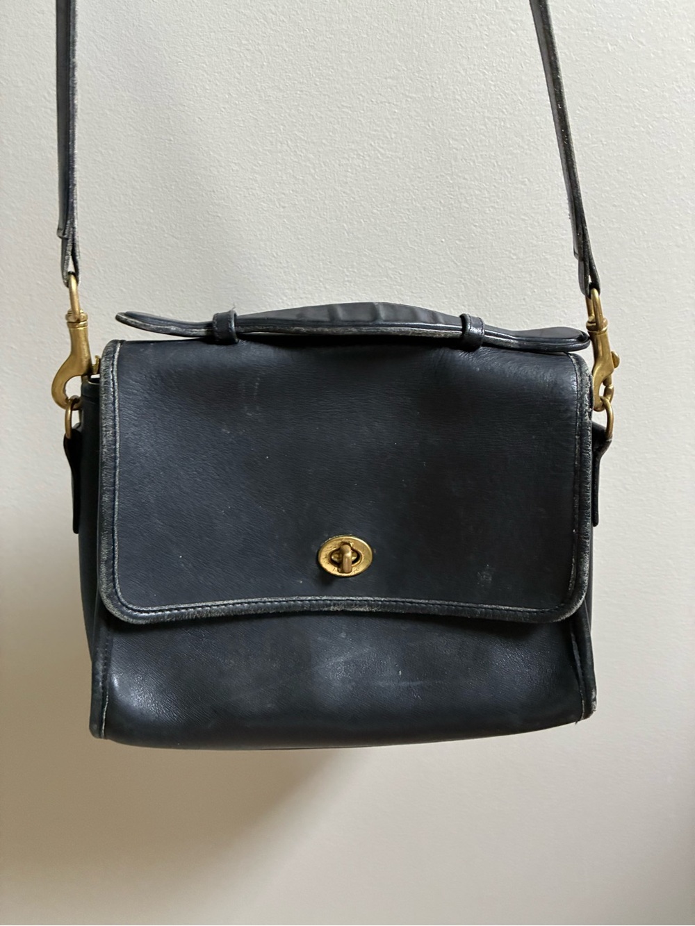 Vintage Coach Court Crossbody Black Leather Bag - Picture 2 of 9